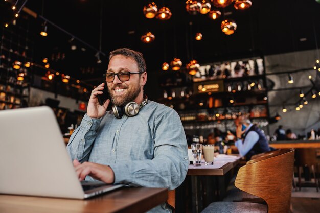 freelancer-sentado-bar